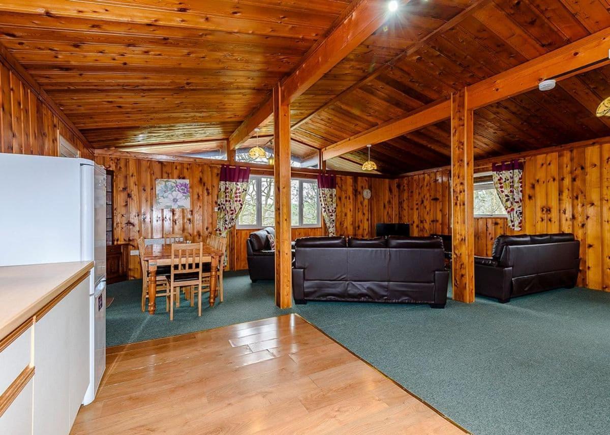 Penllwyn Lodges Монтгомери Экстерьер фото