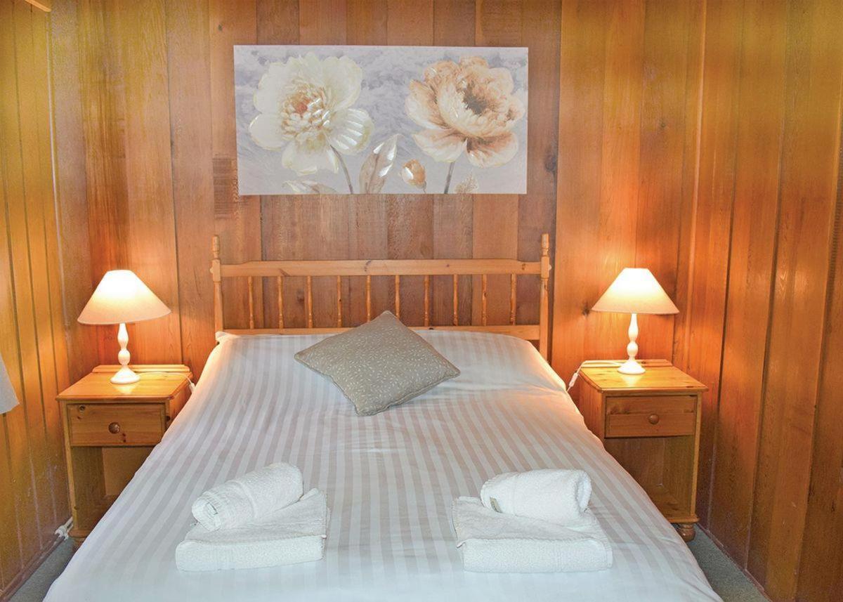 Penllwyn Lodges Монтгомери Экстерьер фото